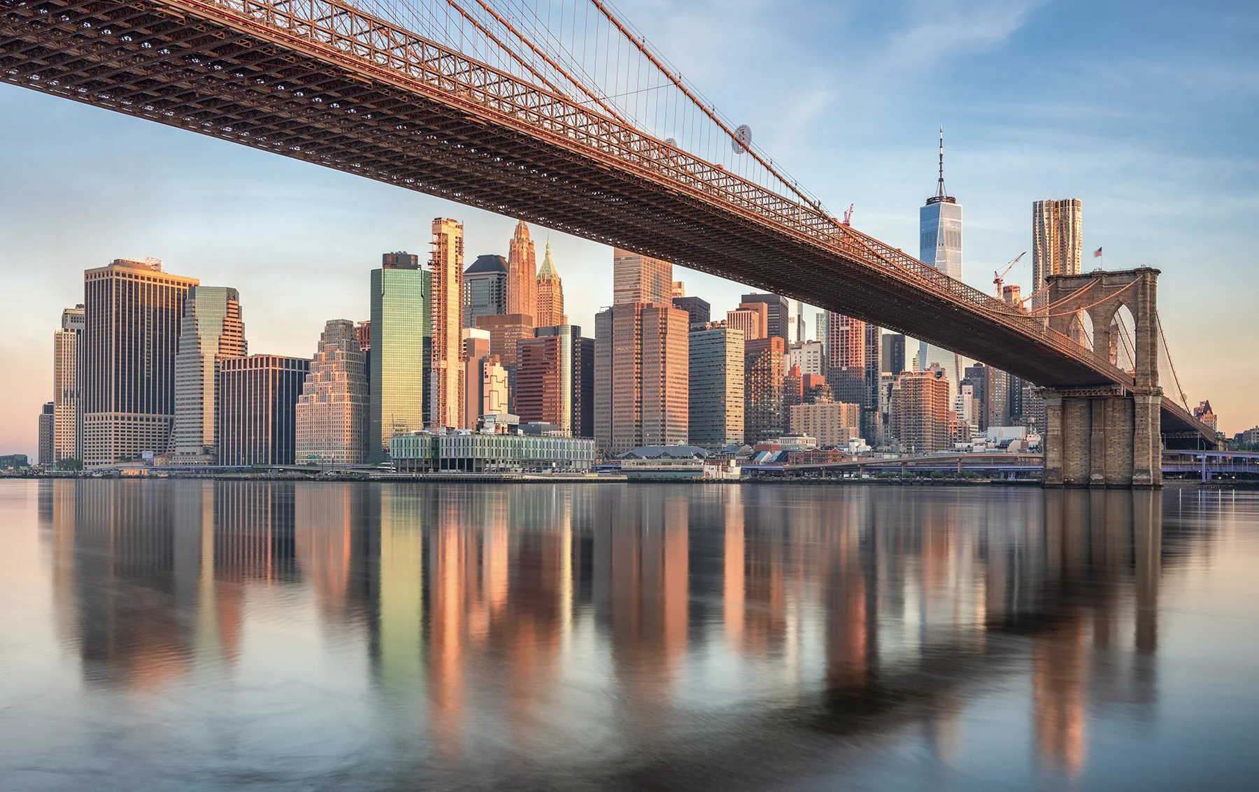 Manhattan skyline tijdens gouden uur met de 