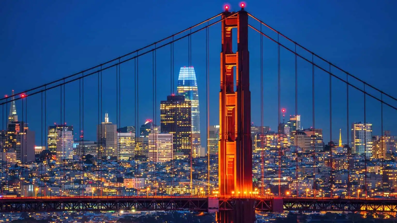 San Francisco skyline tijdens het blauwe uur met de verlichte Golden Gate Bridge op de voorgrond – wanddecoratie.